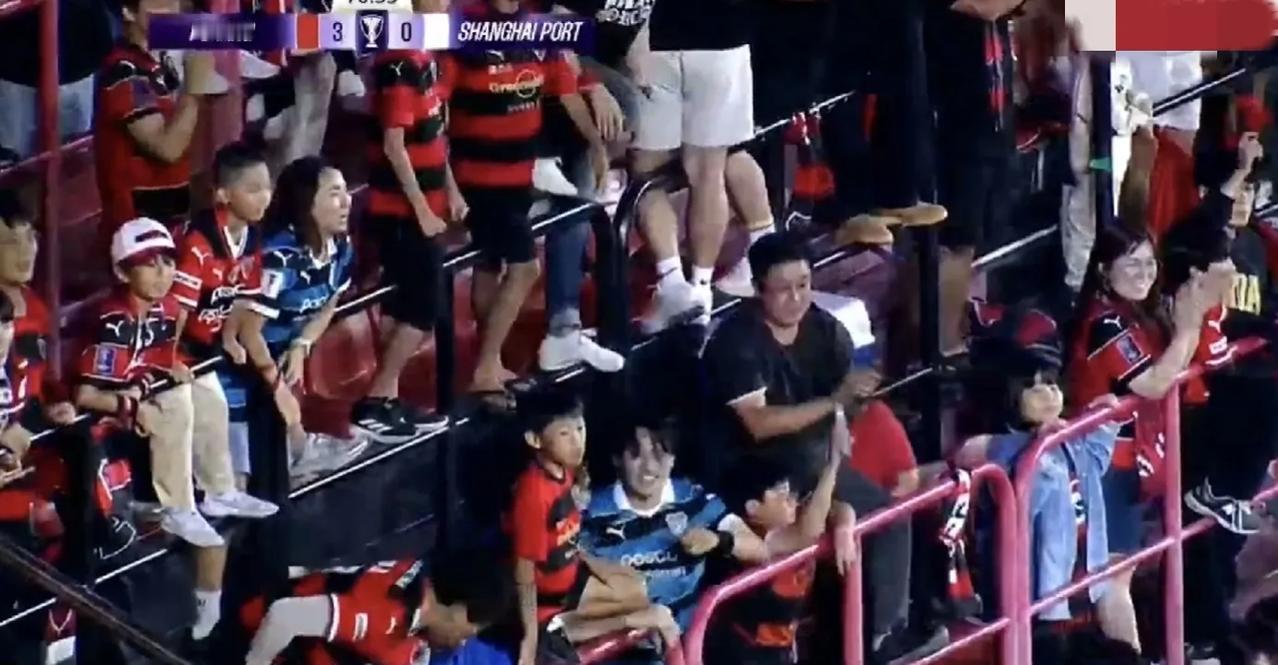 上半场浪费机会的海港遭到了惩罚，下半场二十分钟内，被浦项制铁连入三球！
天予不取