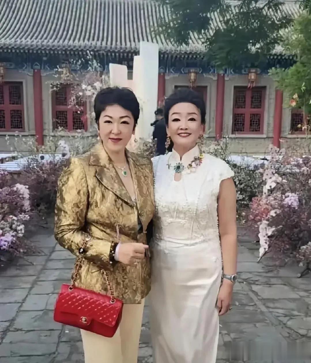 这是汪小菲的爸爸汪大爷，张兰的前夫，与张兰离婚后，汪大爷再婚了。

张兰为汪大爷