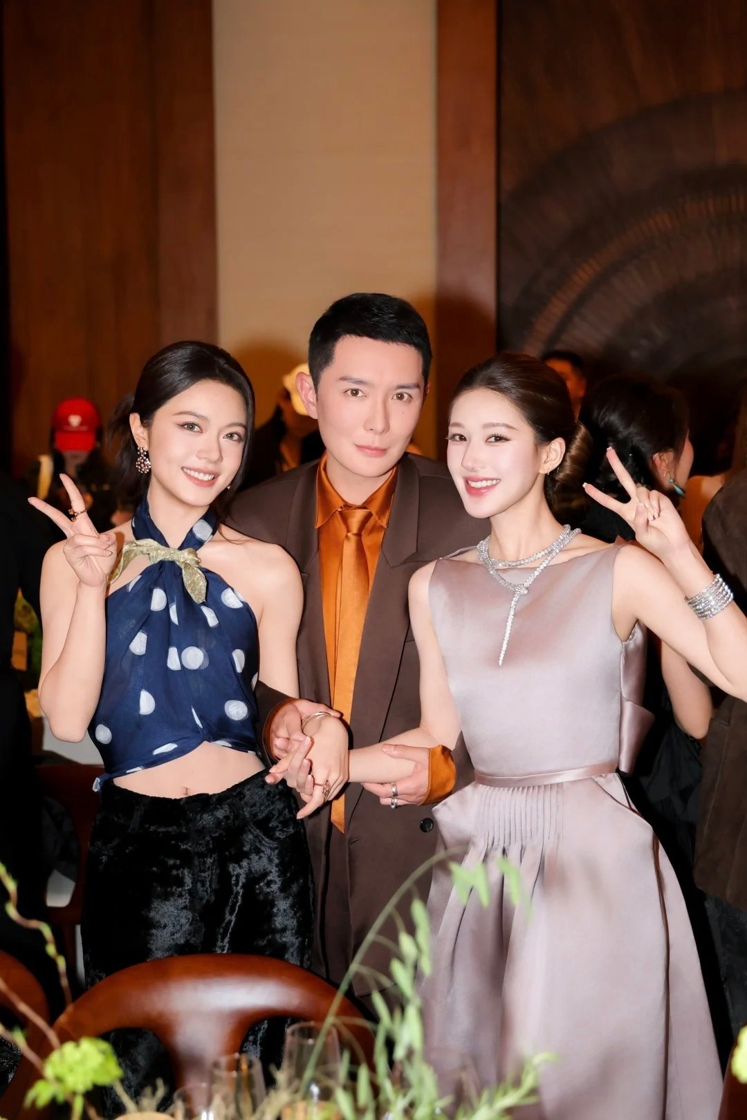这次是真的想魂穿刘冲了我也要和赵露思赵今麦牵手合照！！！刘冲和两位小赵合影刘冲和
