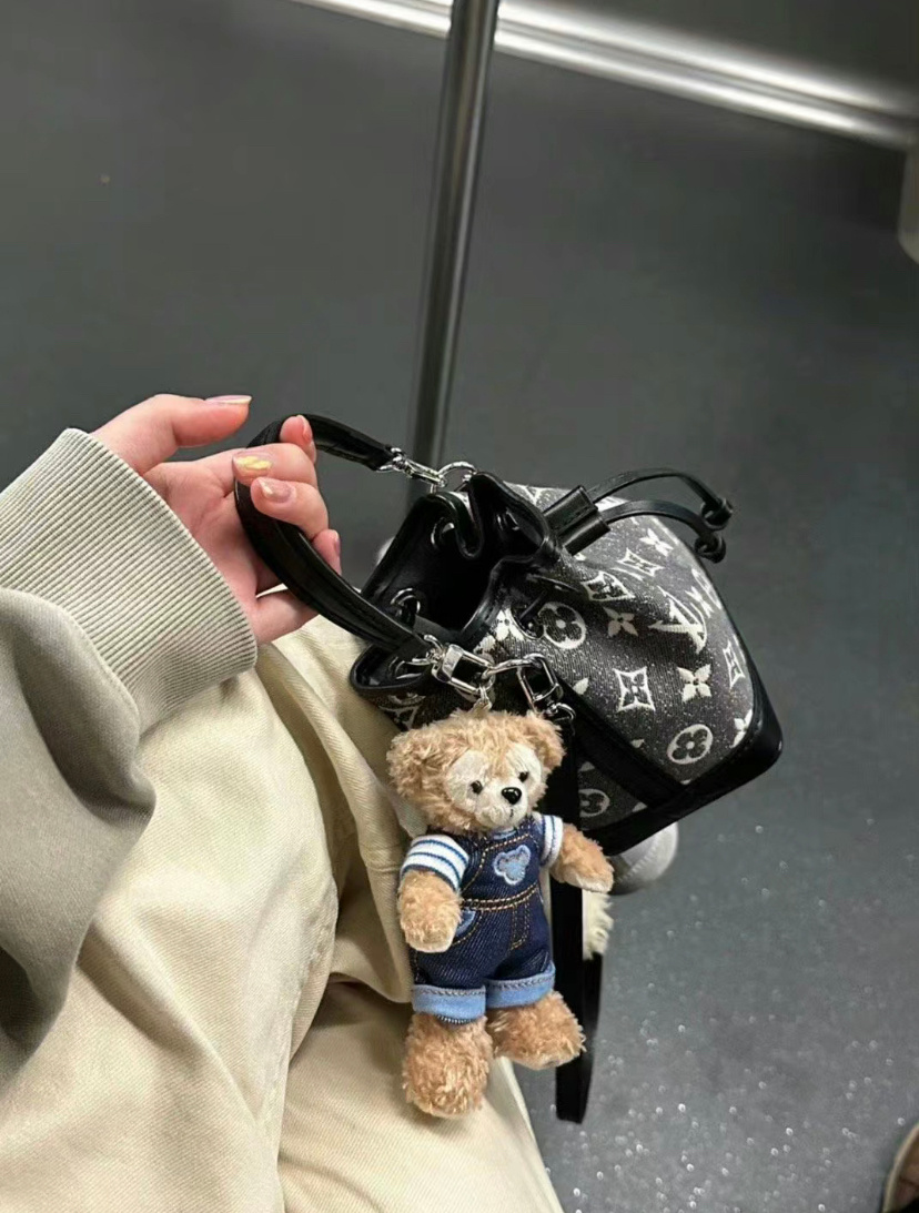 后来才发现  爱情真的可以把好好的女孩变成疯子 ​​​