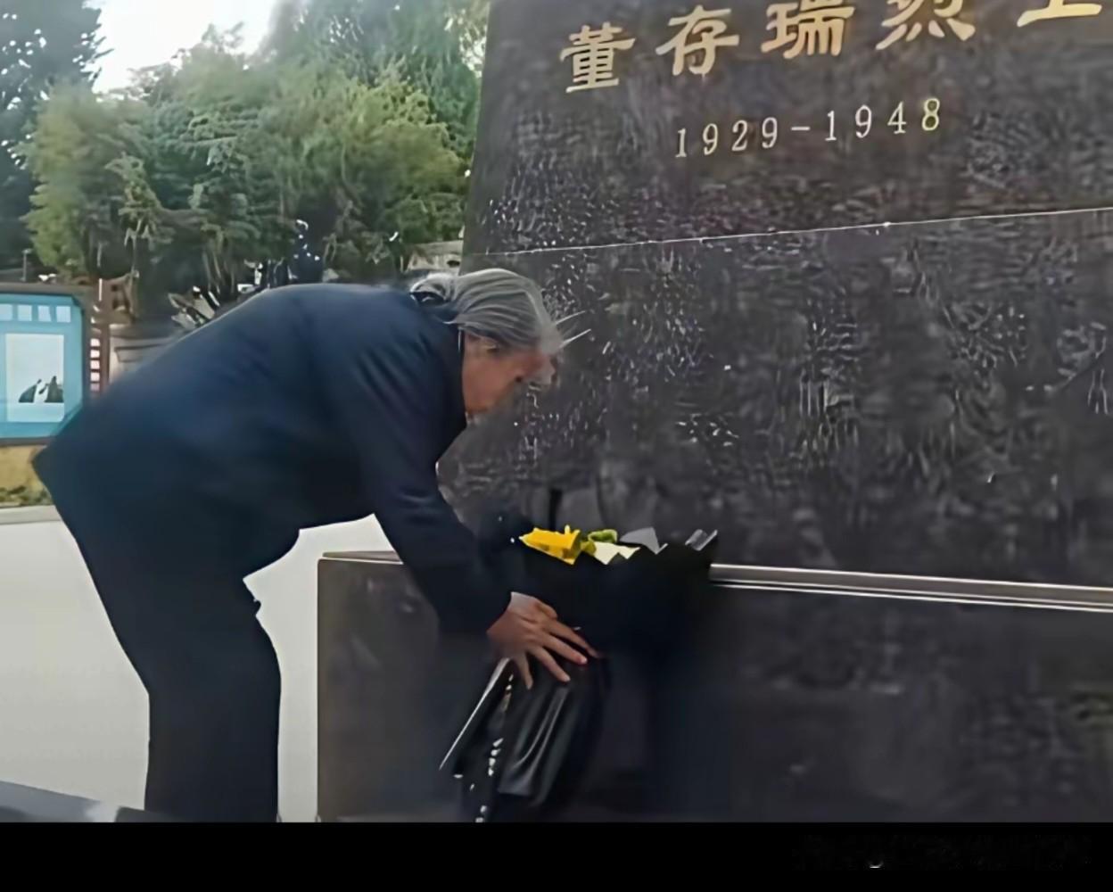 时光跨越七十五载，86岁的董存梅来到烈士陵园，看望哥哥董存瑞。

老人缓缓俯身，