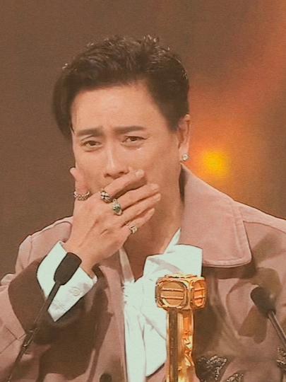 新晋视帝哭得还是很克制，多年媳妇熬成婆。哈哈哈哈