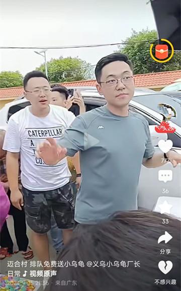 注意看这个男人，年轻，帅气，有气质，但是有一个缺点，后面说。

这个男人来自义乌