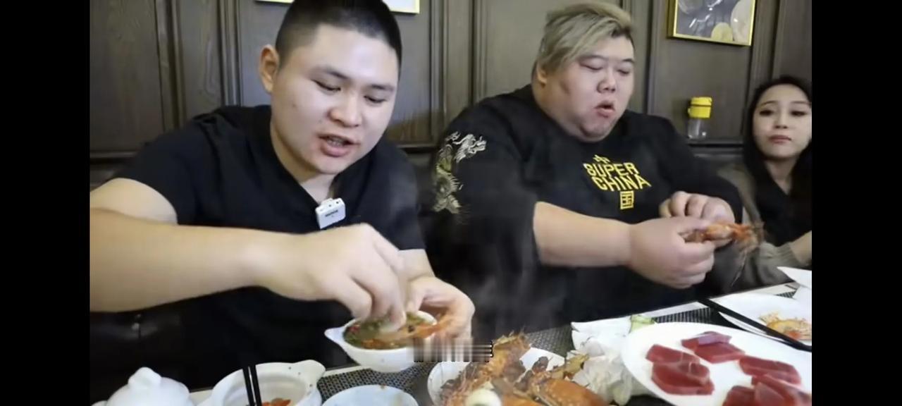 金风玉露一相逢，便胜却，人间无数！
网红吃播陈大胖和胖猴子合作拍吃播视频，也是吃