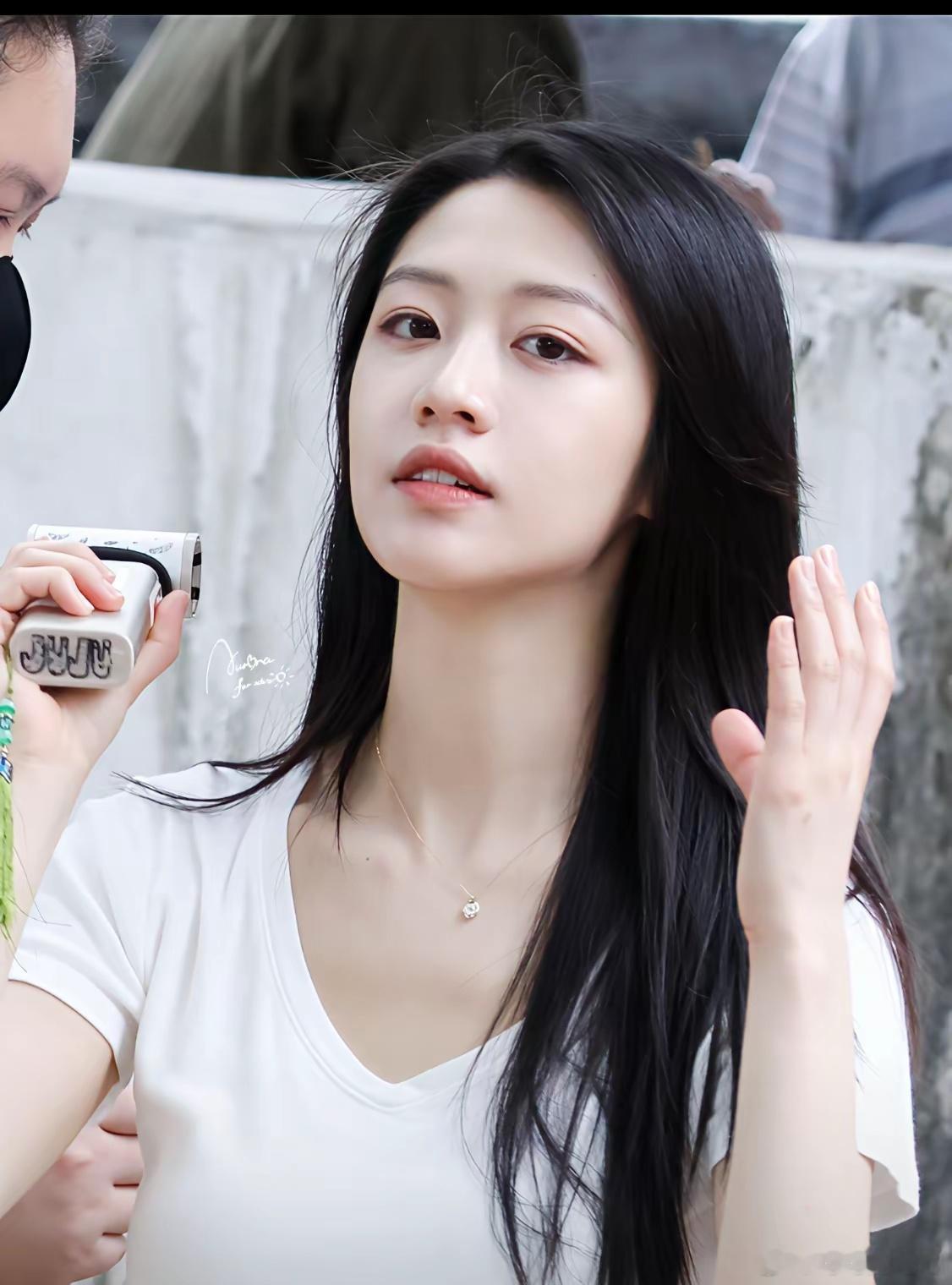 向涵之清纯小白花，淡淡的就很美啦 