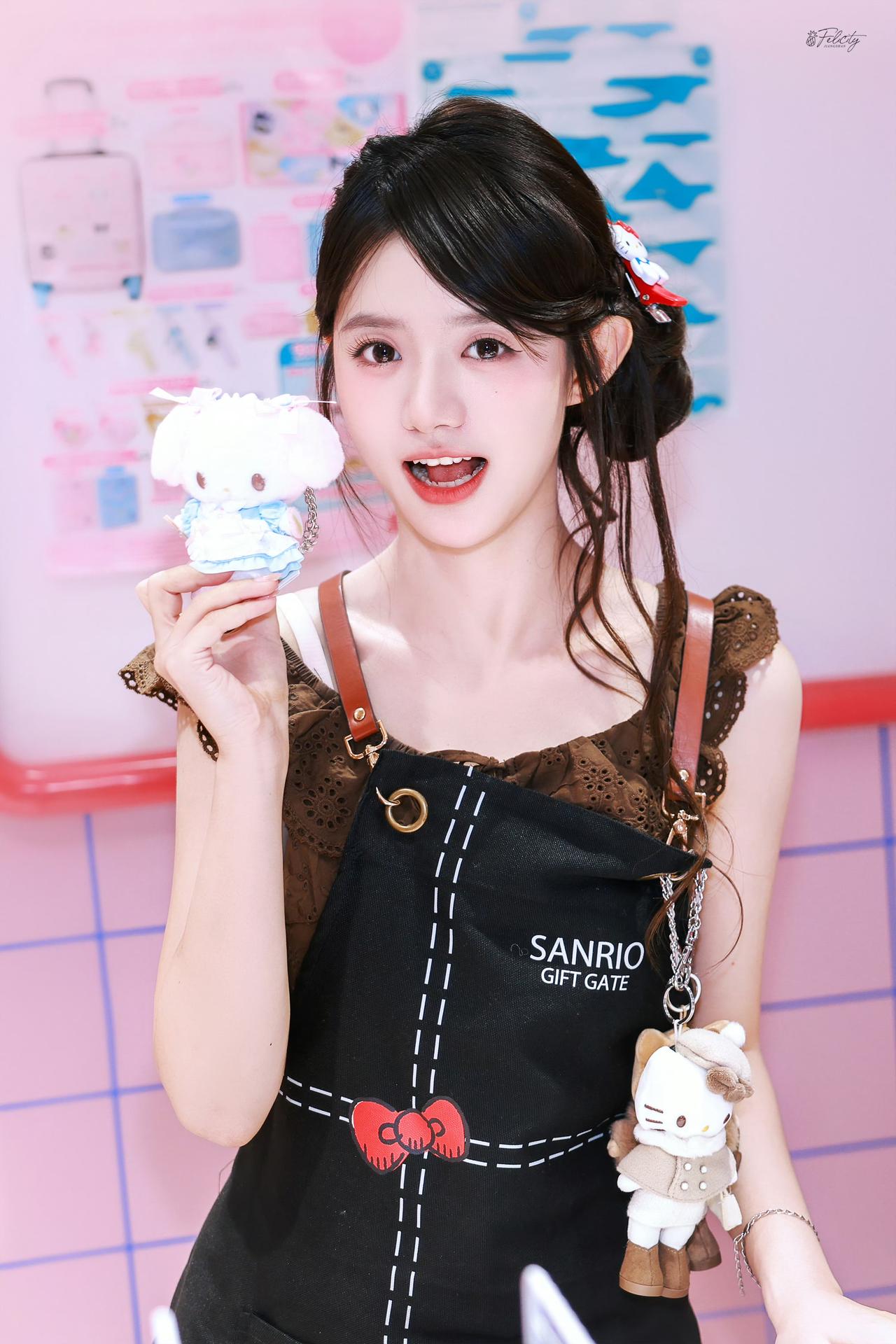姜杉焦糖系甜美妆造，可爱发夹点缀发型，笑容明媚，少女感扑面而来
