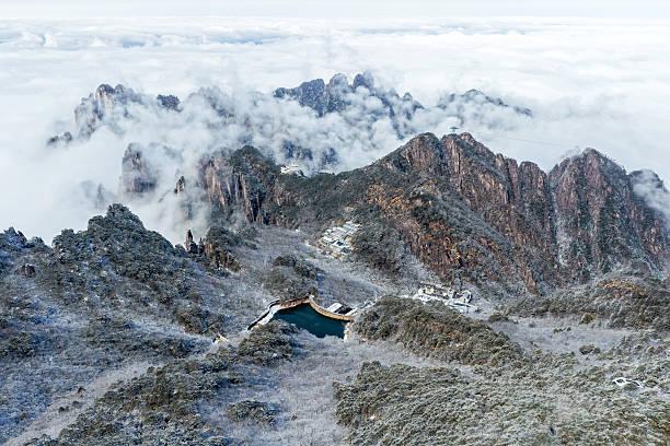 一位创业者说：
这个时代想白手起家，最稳的一条路只有一条：做超级个体。
现在这个
