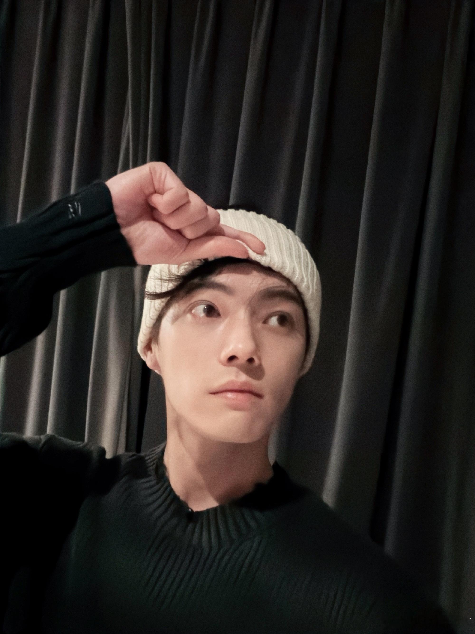 许凯冷都男自拍📸就是帅到我了呀，白色的毛线帽真的是很有初秋的氛围感！  