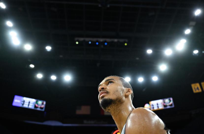 今天，东契奇在参加完NBA全明星正赛后，接受了采访。在谈到其世界队的队友文班亚马