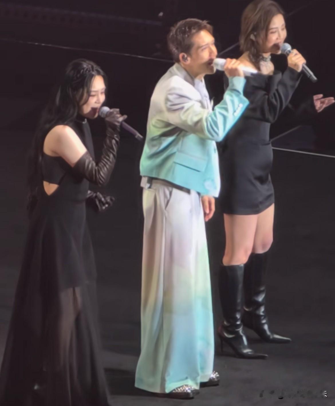 阿飒穿着紧身衣就更明显了！
比她胖的阿娇都没她的肚子大……
演唱会上歌曲🎵的高