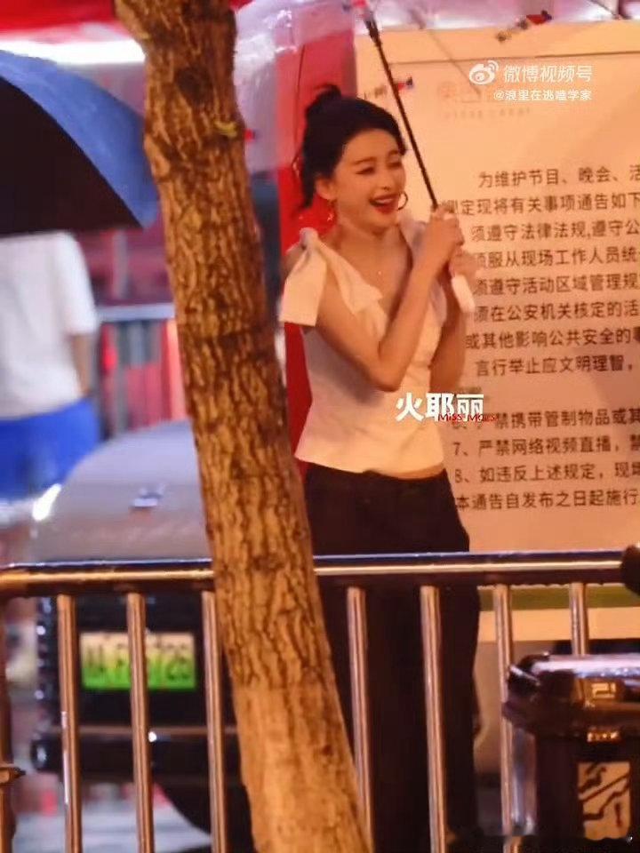 孙怡摔倒了浪姐四公个喜人气排名 看到孙怡意外摔倒真的揪了下心，还好没有大碍。舞台