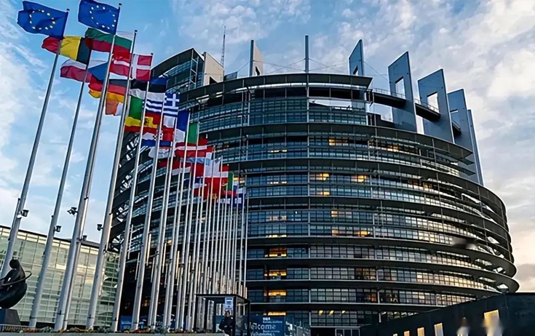 【欧盟提前对小额包裹征税：小肚鸡肠的老欧洲想跟中国打一场贸易战？】最近，欧洲理事