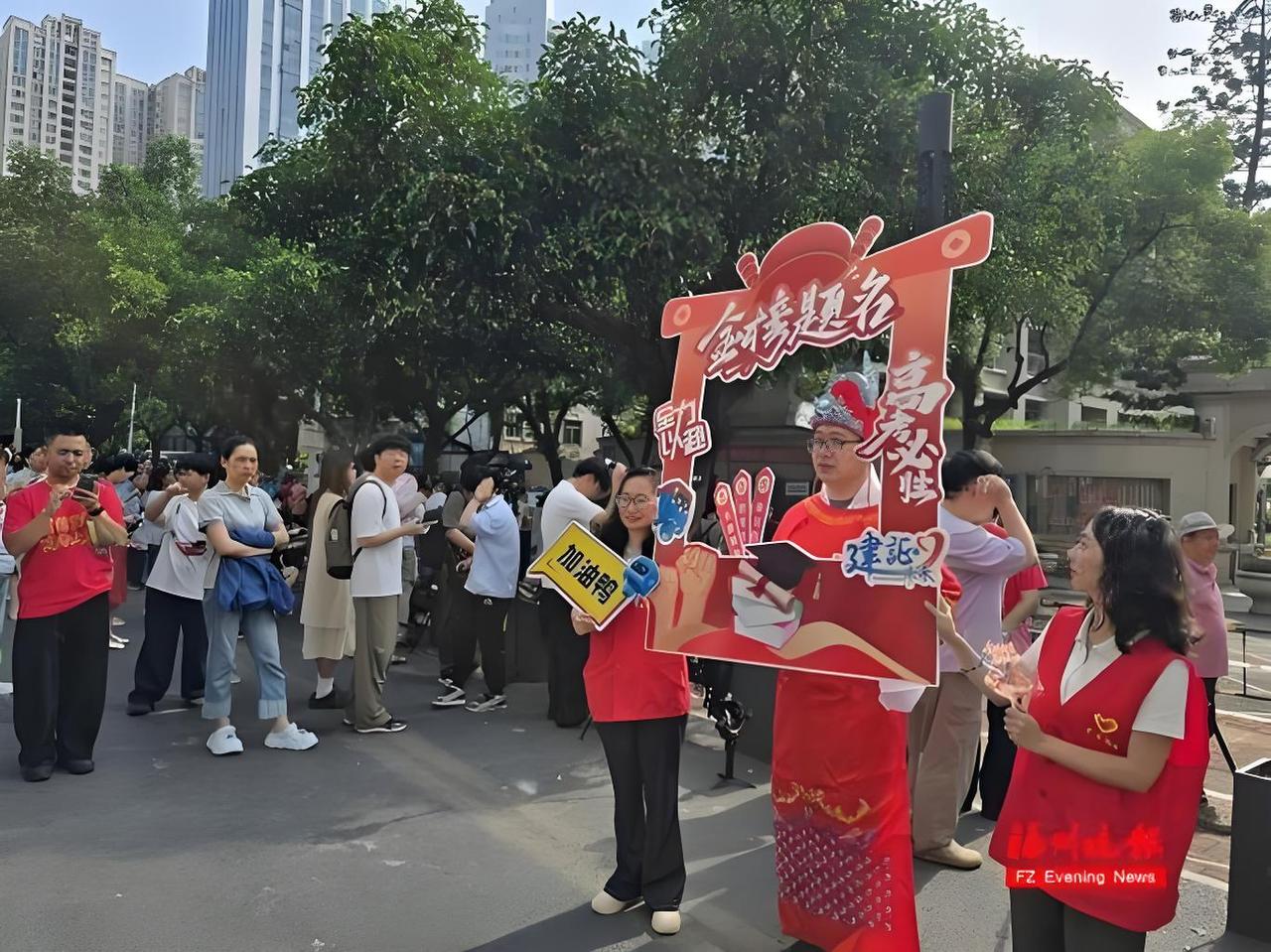 浙江的家长为什么这么淡定？

今年高考，最反差的一幕，看懵无数人。

别的城市考