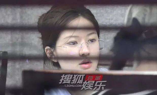 赵露思素颜状态很自然，真实又接地气 