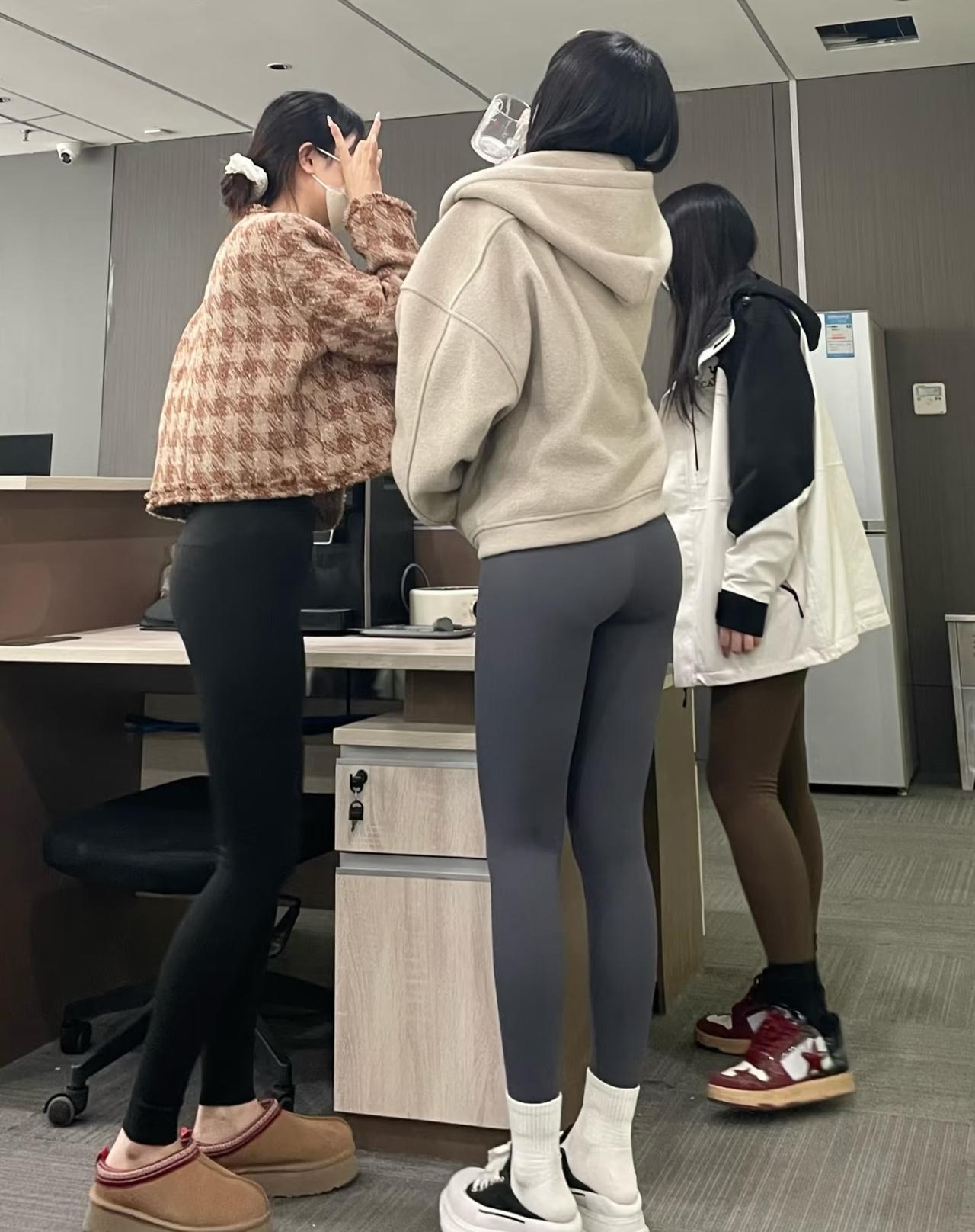 从焦虑到释然：
我与流量和解的写作修行
【数字牢笼里的觉醒】
曾几何时，后台数据