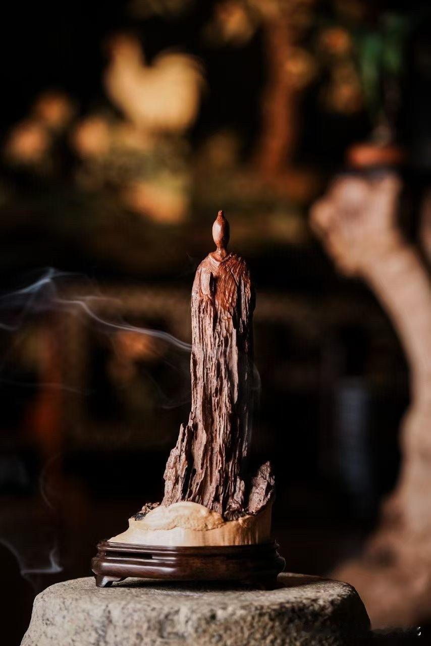 有些香炉，是用来焚香的，
有些，是用来看“气”的。

这件荔枝木，老料虬结如山，