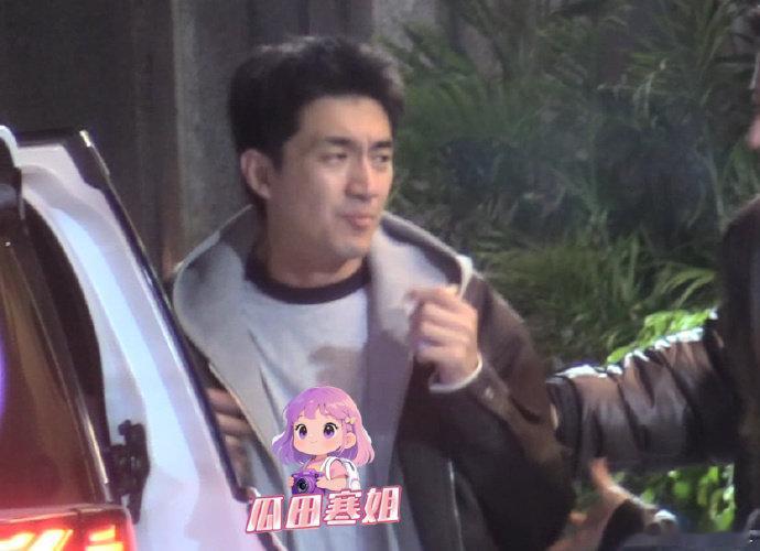 林更新聚餐喝酒林更新醉酒抱何与和好友聚会喝到晕乎乎站不稳，被朋友们集体扶住的同时