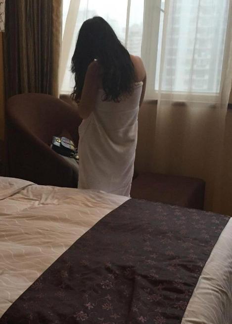 山东潍坊，一已婚女子和老情人一起喝酒至凌晨，随后，去酒店开房。第二天一早，情人离