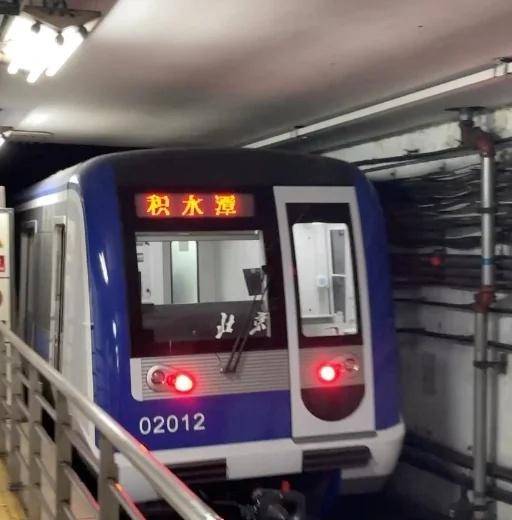 北京地铁2号线
北京地铁2号线是中国第一条环形地铁线路，标志色为蓝色 。
以下是