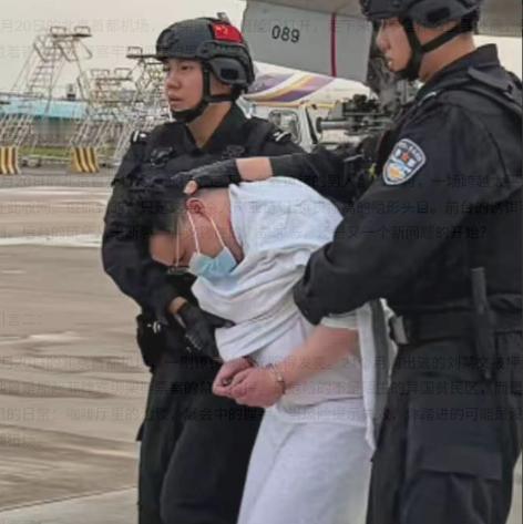 7月20日，北京首都机场，一架国际航班舱门开启，走下飞机的不是什么重要外企高管，