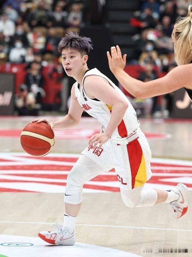 女篮热身赛：至少 2 人表现好过李缘

大家知道 1 号位最重要能力是什么？
无