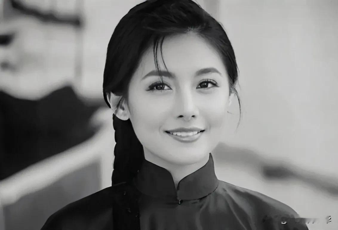 1978年的黑龙江五七农场，冬天的寒风跟刀子似的刮脸。李亚茹攥着那张皱巴巴的返城