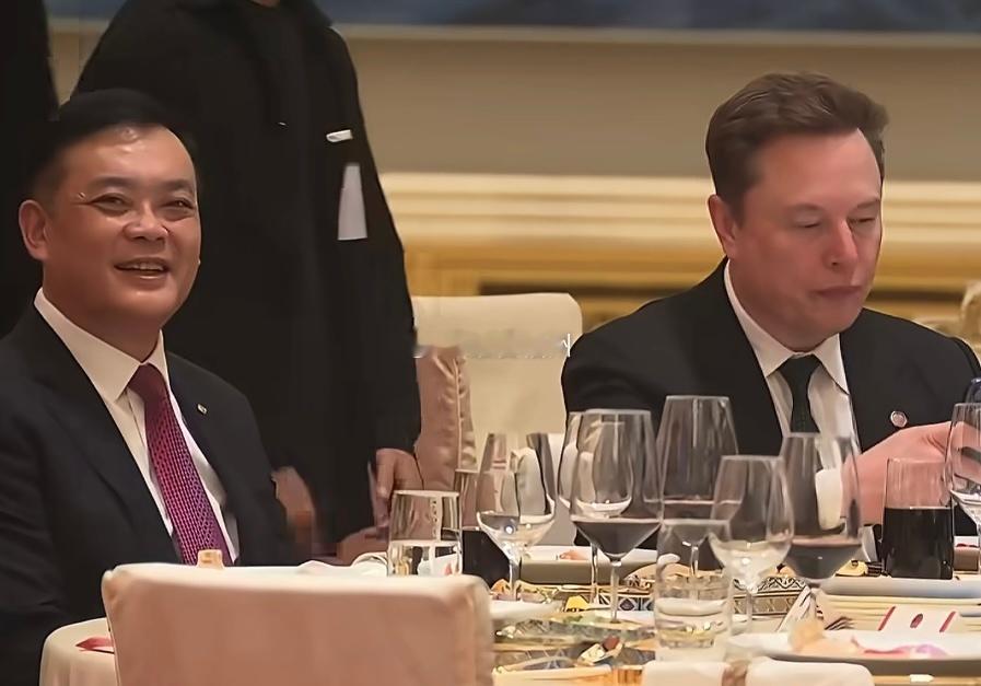 吖霸！福耀集团董事长曹晖与马斯克在晚宴上同桌也不知道曹总有没有牵线搭桥下 让特斯