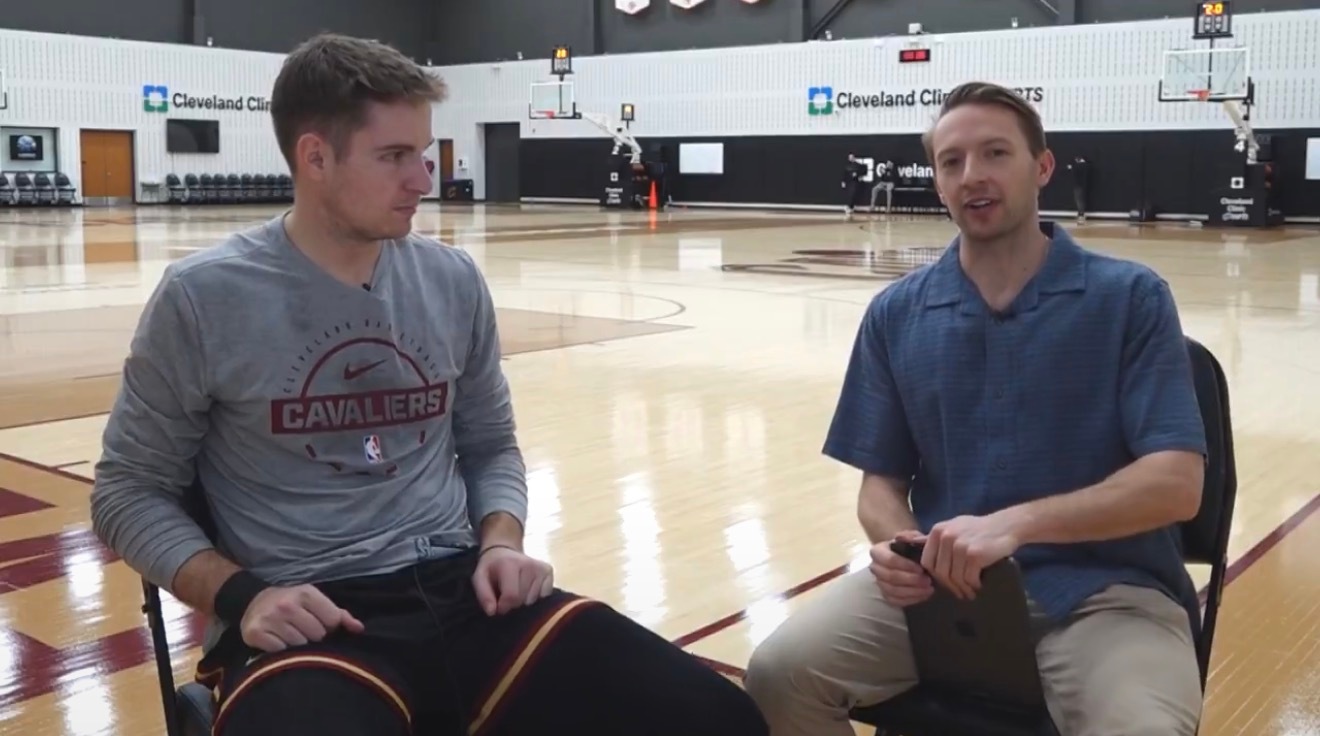 梅里尔：我曾在尼加拉瓜遭遇过抢劫，那段日子整体也过得很艰苦。高温、潮湿、没有空调