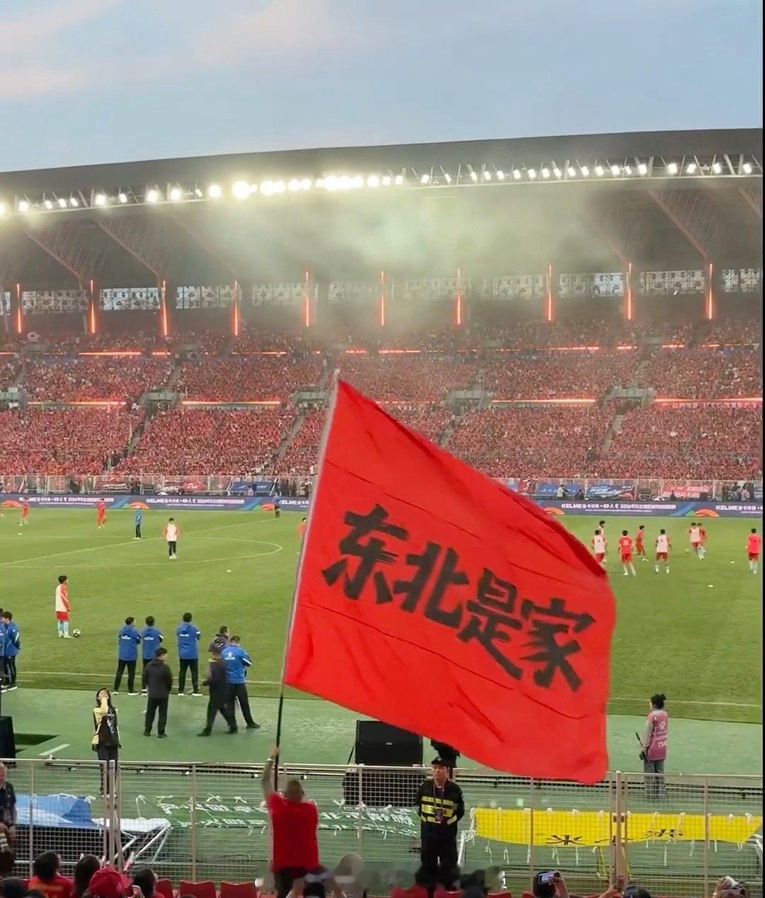 确诊了，到了东北超现场，任何人都会自动进化成究极E人！东北超正式开赛这哪里是踢球