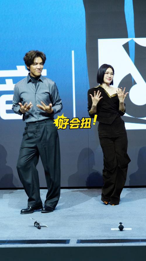 钟汉良秦岚宣传现场跳“喵喵舞”，48岁和43岁的两个人蹦跶起来像小学生！

昨天