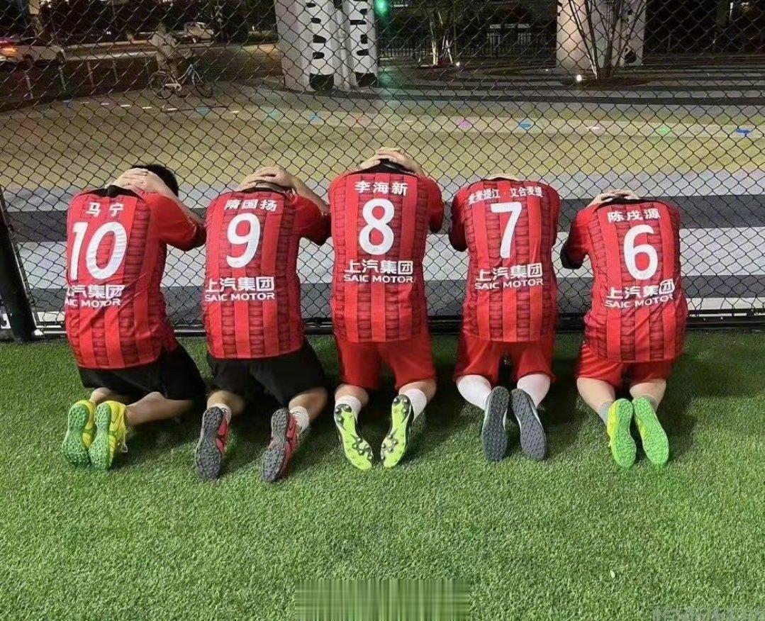 其实外援和裁判掩盖了中国男足的真实水平，比如上海海港在外援和裁判的帮助下，在中超