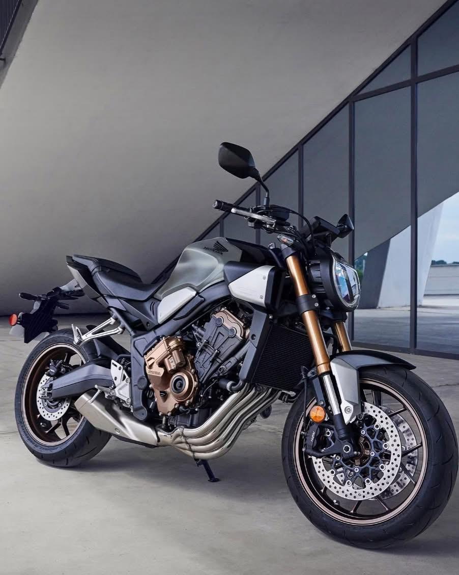 🔥救命！这摩托也太帅了吧！ 
💥新升级的运动咖啡骑士CB650R 来炸街了！