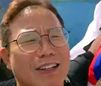 一名韩国网红在登上中国长白山天池景区时，拿出韩国国旗挥舞并唱韩国国歌，被中国警方