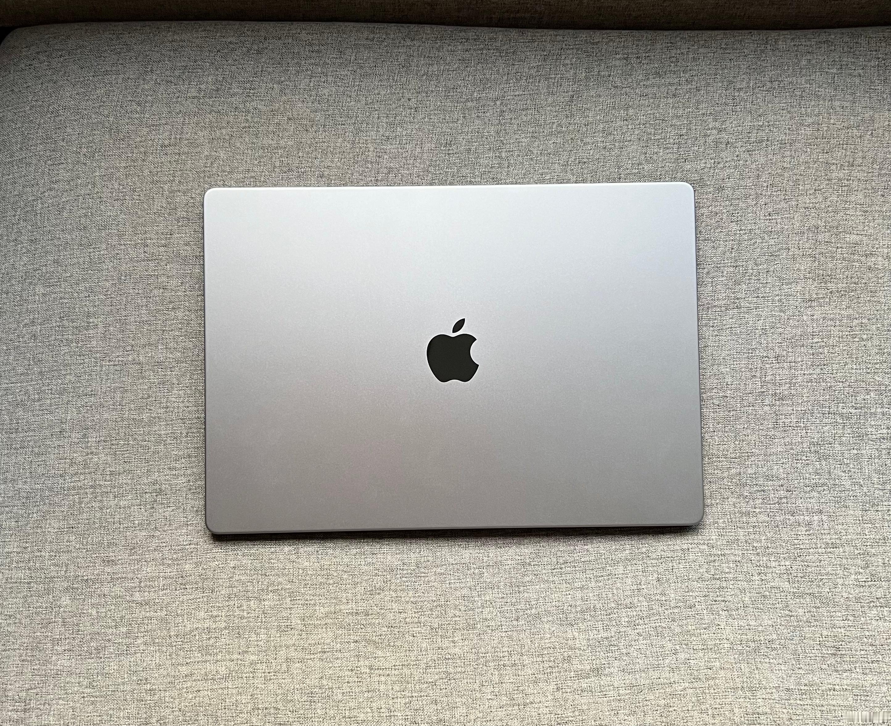 2021款MacBook Pro 16寸 M1 Max 32+2TB 银色，细微