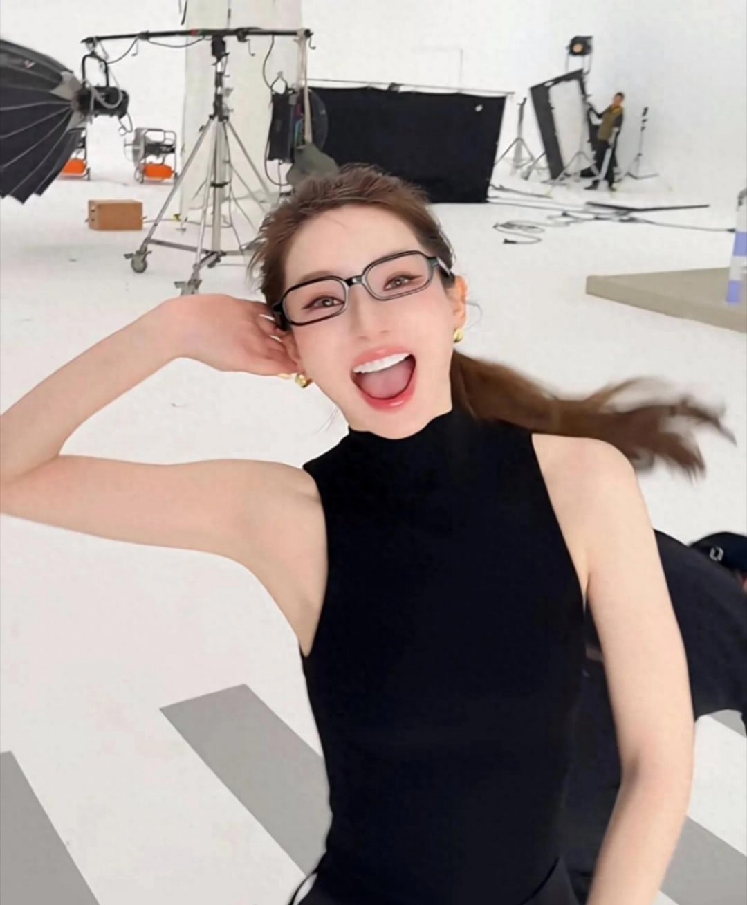 戚薇现在怎么整的乱七八糟的，以前多有辨识度啊…. 