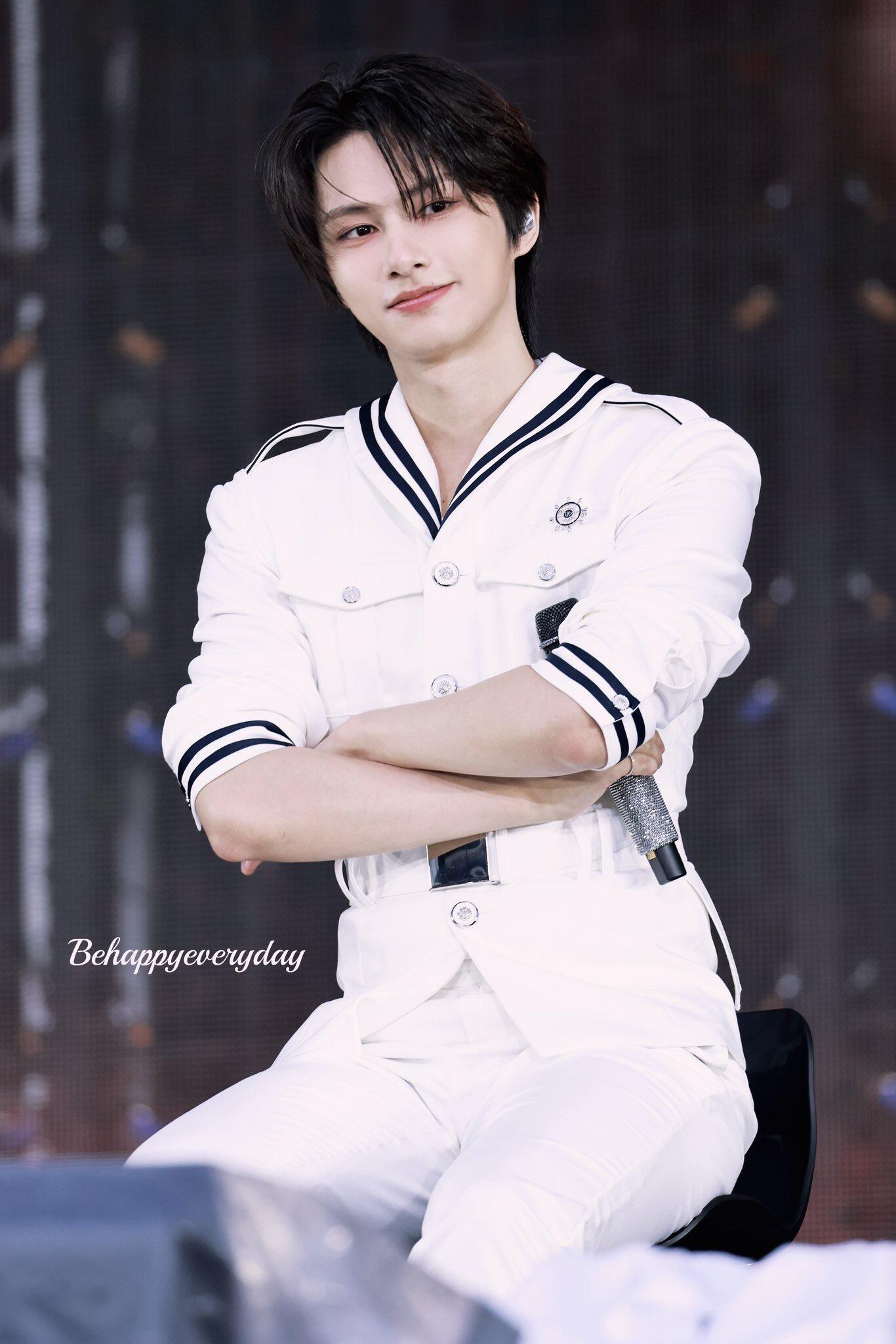 文俊辉今日克拉岛演唱会饭拍图好萌的水手服造型©️logo 