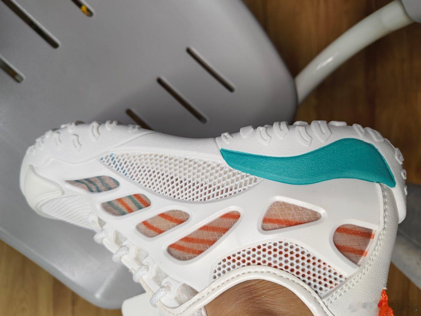 脚不如脸美，却承重定位。不止女人，每个人都差一双鞋，配衣服，挑天气，择历程，为舒