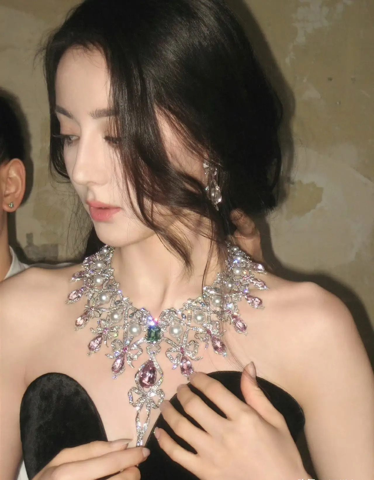 女明星的脖子就是敞开式的广告位，迪丽热巴这珠宝铺设地那么大，一定贵的离谱。 