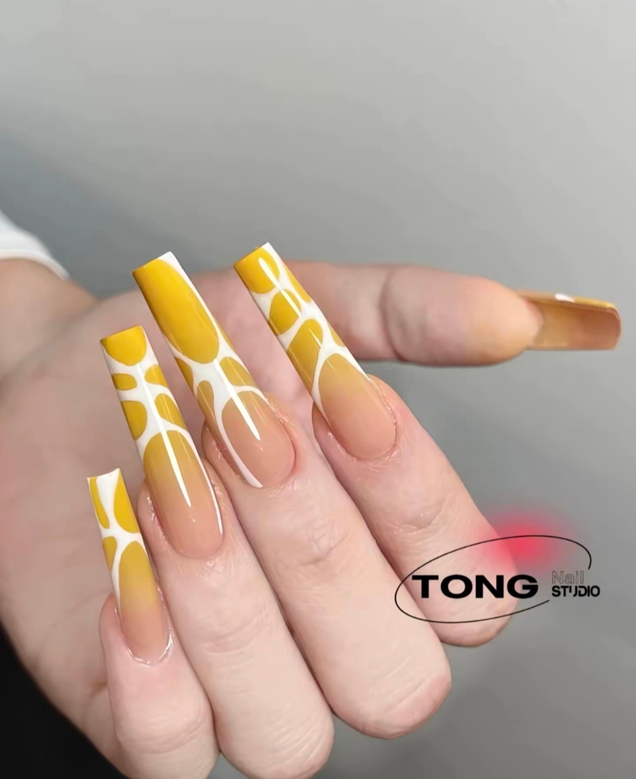 我要做美甲。帮我选一个 