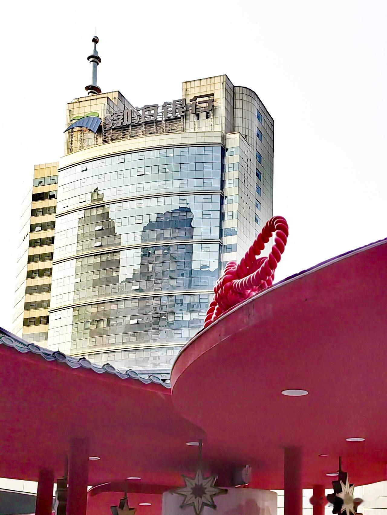 晒晒今天中午的天气，
阳光灿烂又明媚。

明亮的天空，
高楼林立。

这个角度很