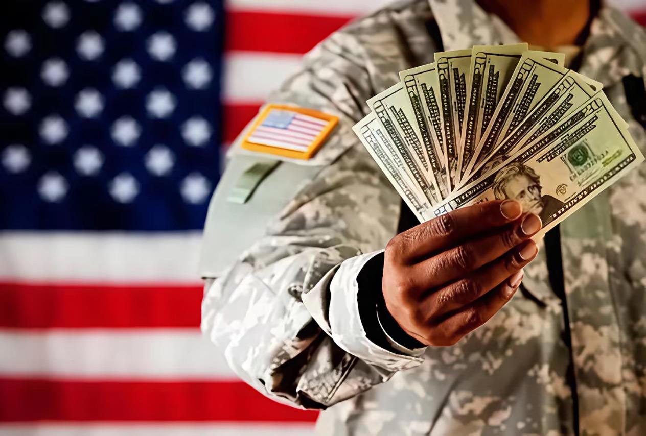 明天就是10月15日，是美国官兵领取薪水的日子。截止目前美国政府还没有筹措到这笔