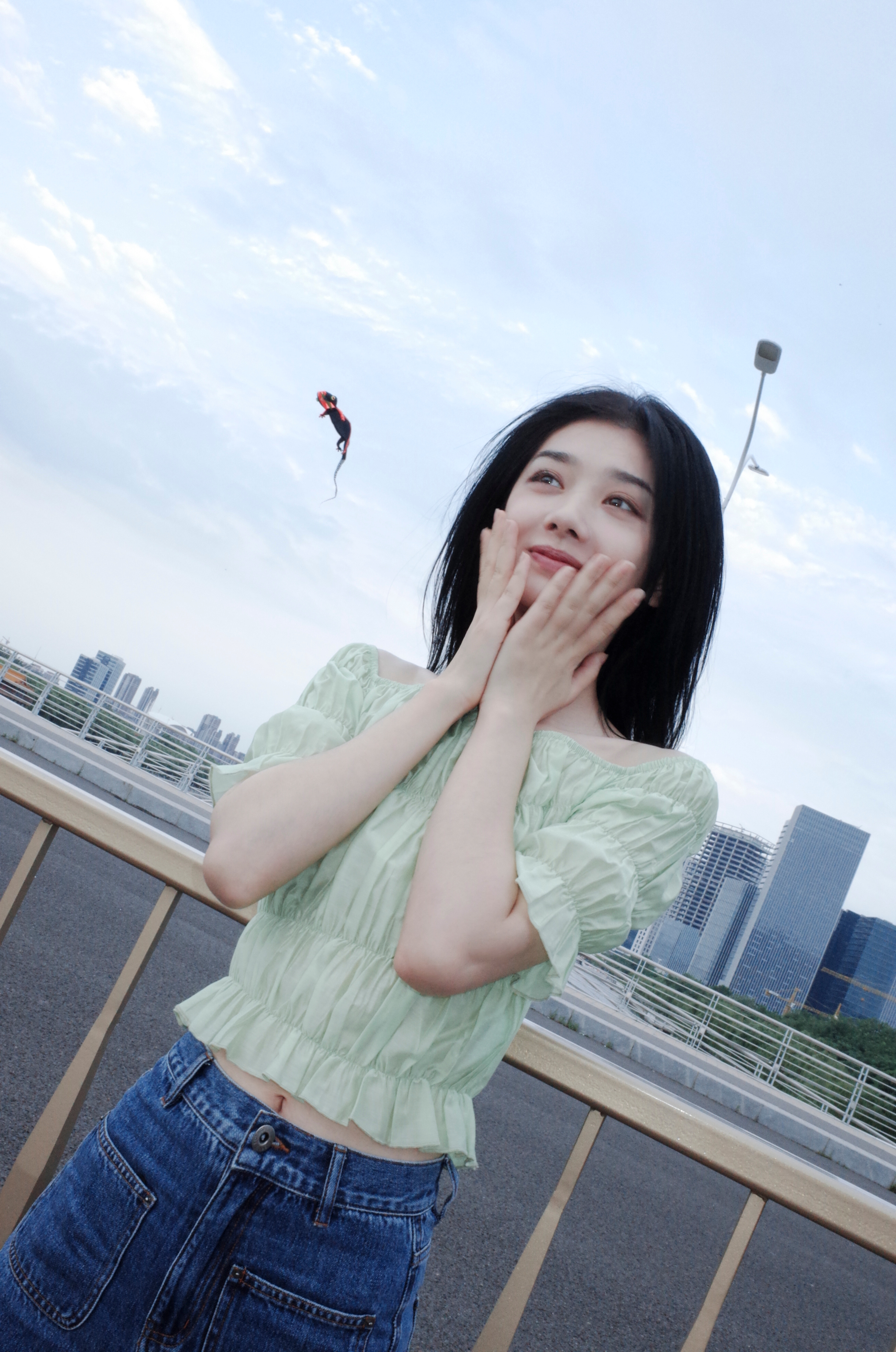 #王影璐绿色一字肩造型#看了异人之下被 圈粉了，这张充满氧气感的脸太绝了，绿色一