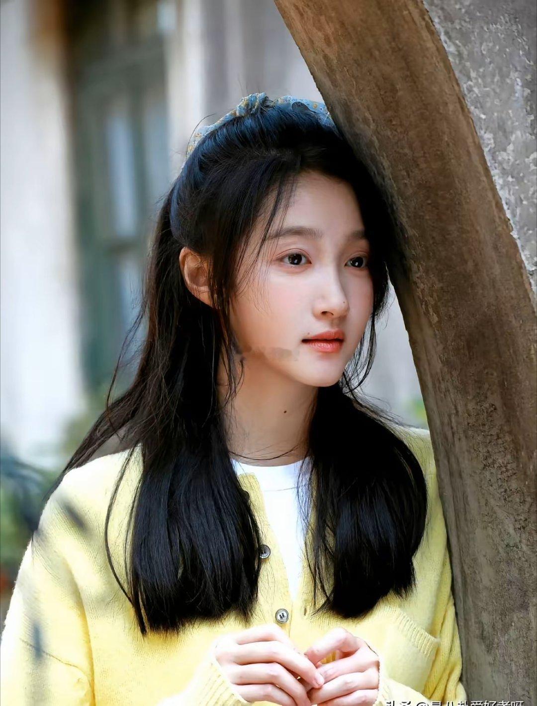 真心劝关晓彤一句，别再惦记什么奶茶店了，求你好好演戏。看了新剧《岁月有情时》，真