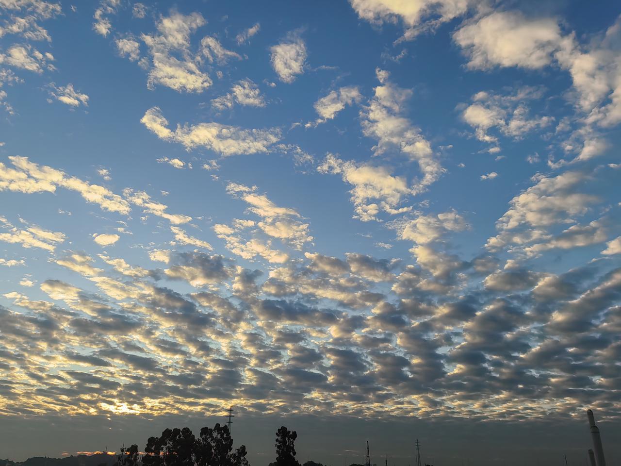 晒图笔记大赛早上7点的天空，昨天错过的，今天就马上补上了。