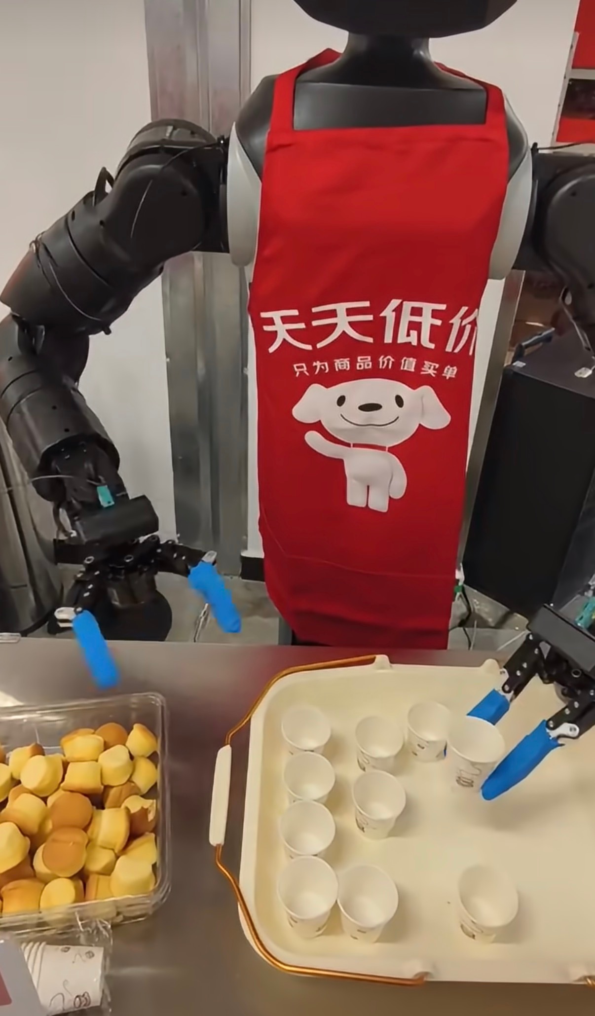京东试吃机器人，动作跟夹取的量都很精确，很新奇的一次体验[馋嘴] ​​​