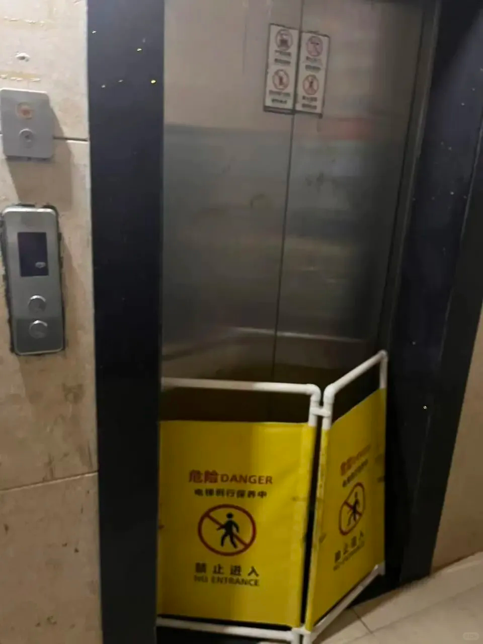 多部门介入女子电梯逃生坠亡 保安不懂专业救援知识为什么要强制打开电梯轿厢发生紧急
