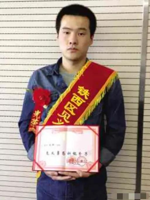 2012 年 8 月的一个普通下午，沈阳街头突然传来惊心动魄的一幕，一名孕妇被一