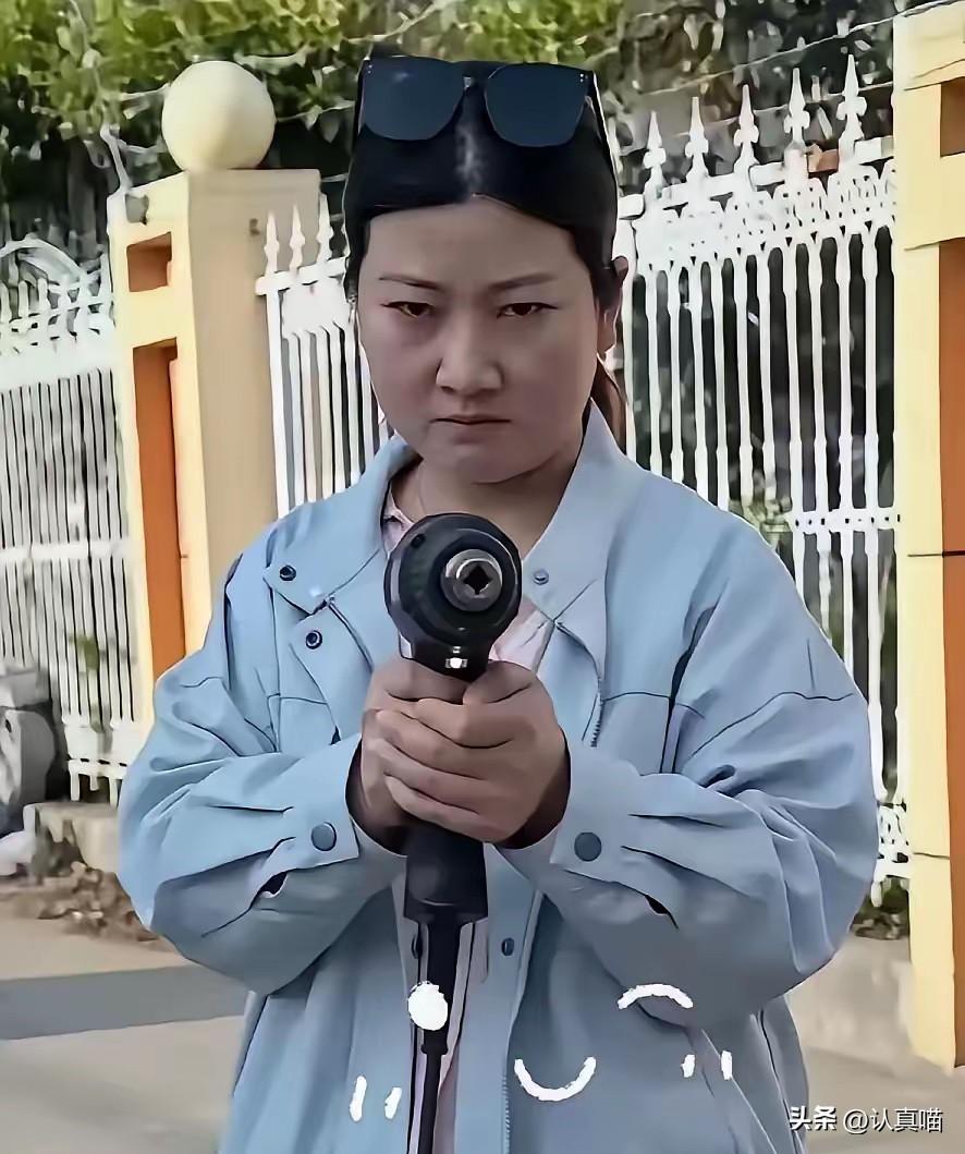 看完涉事老师的照片，
我爸妈当场就聊起了长相和性格的关联，
直言对方神态强势、性