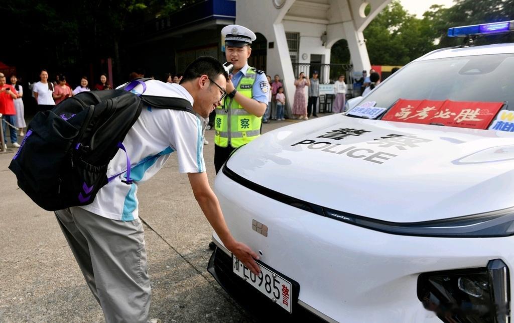 浙江985警车成考点热门打卡浙江高考场外趣味事6月7日踏上赶考之路，交警默默保驾