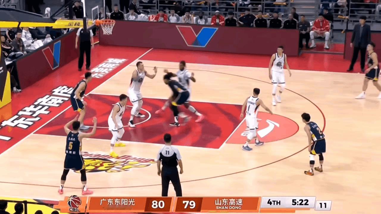 CBA第二恶汉，果然不是浪得虚名的。
陶汉林再显恶意防守，先是一拍，再一锁，什么